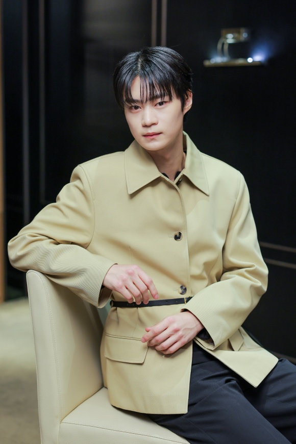 현우석은 목표를 세우기보다 눈앞에 있는 것들을 하나씩 해치워가는 게 중요하다고 생각한다. 한 계단씩 오르면 무언가가 이루어져 있을 거라고 생각한다고 가치관을 밝혔다. /㈜트리플픽쳐스