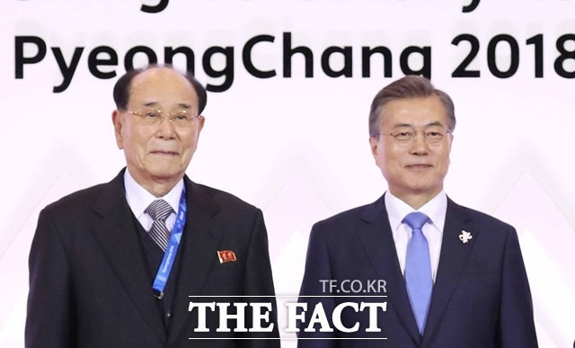 김일성·김정일·김정은 3대에 걸쳐 북한 외교의 중책을 맡았던 고(故) 김영남 전 최고인민회의 상임위원장이 대구 경북고등학교 출신이라는 주장이 제기됐다. 사진은 김 전 위원장이 지난 2018년 2월 평창동계올림픽을 계기로 문재인 당시 대통령과 만난 모습. /뉴시스