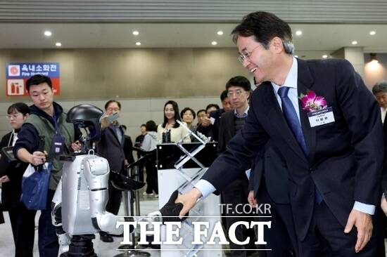 5일 경기 고양시 킨텍스에서 열린 RAD KOREA WEEK 2025에 참석한 이동환 경기 고양시장(오른쪽)이 휴머노이드 로봇과 악수를 하며 웃고 있다. /고양시