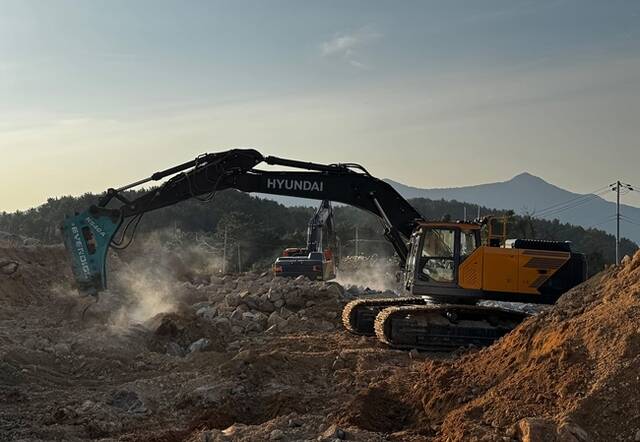 포스코이앤씨가 국내 최초로 원격제어 굴착기 현장 실증에 성공했다. 이번 실증 결과를 기반으로 운영 매뉴얼을 정립한다는 방침이다. /포스코이앤씨