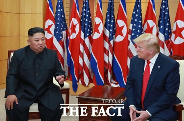 트럼프 대통령은 지난달 27일(현지시간) 말레이시아에서 일본으로 향하는 전용기에서 김 위원장에게 무엇을 제수할 수 있는가라는 취재진 질문에 우리에게는 제재가 있다고 밝힌 바 있다. 사진은 2019년 6월 30일 김 위원장과 트럼프 대통령이 판문점 남측 자유의집에서 회담하는 모습. /뉴시스
