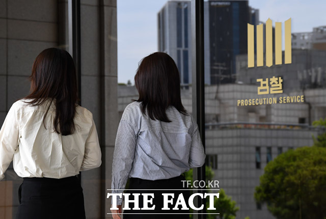 검찰청 폐지를 앞두고 보완수사권 존폐 관련 토론회에서 경찰과 검찰의 양측 공방이 오갔다. 경찰은 검사의 직접 보안수사권을 통제해 권한 남용을 막아야 한다고 주장한 반면, 검찰은 검찰의 보안수사권 전면 박탈, 수사와 기소 완전 분리, 검찰 해체체로 예상되는 부작용을 외면하고 있다고 주장했다. /더팩트 DB