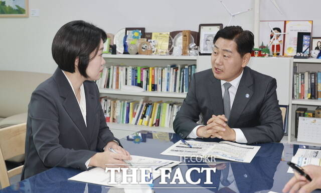 5일 서울 국회를 찾은 김관영 전북도지사(오른쪽)가 이소영 국회 예결위 여당 간사를 비롯해 예산 및 정책 관련 국회의원들과 면담을 갖고 새만금·AI·문화예술 인프라 등 전북의 핵심 현안사업에 대한 국가예산 반영을 적극 요청하고 있다. /전북도