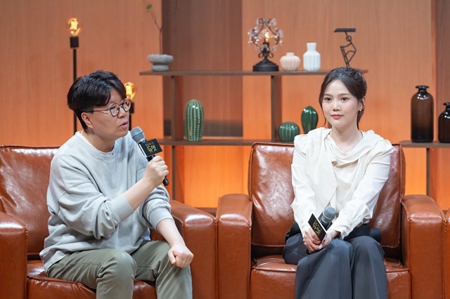 김진 PD(왼쪽)와 그룹 오마이걸(OH MY GIRL) 효정이 MBN 새 예능 프로그램 언포게터블 듀엣 온라인 제작발표회에서 프로그램의 관전 포인트를 전했다. /MBN