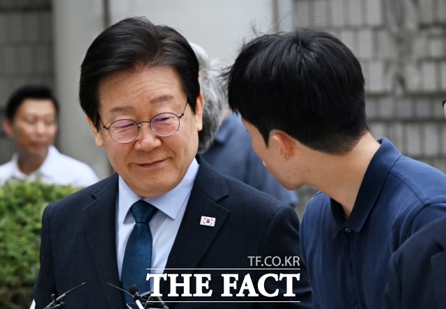 재판부는 이 대통령의 최측근인 정진상 전 실장, 김용 전 민주연구원 부원장과 민간업자들이 의형제를 맺는 등 유착했다고도 봤다. 사진은 지난해 서울중앙지법에 피고인으로 출석했던 이재명 대통령 모습. /배정한 기자