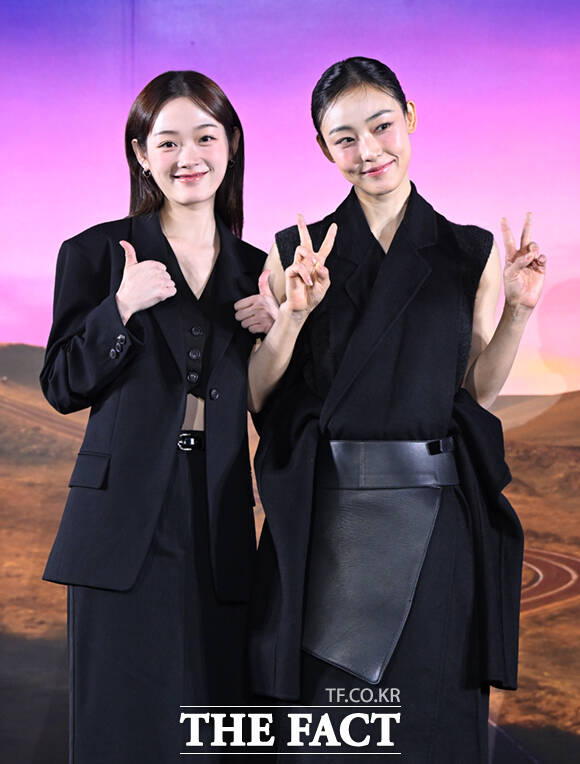 배우 이유미(왼쪽)와 전소니가 5일 서울 용산구 CGV 용산 아이파크몰에서 열린 넷플릭스 새시리즈 당신이 죽였다 제작보고회에 참석해 포즈를 취하고 있다. /이새롬 기자