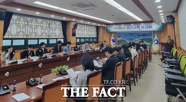 완도군이 2026 신규 시책 보고회를 개최하고 있다. /완도군