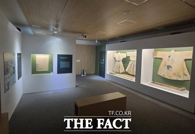 특별전 ‘온양댁 신창맹씨’가 열리고 있는 고불맹사성기념관 전시실 내부 모습. 조선 전기 여성의 삶을 보여주는 복식유물과 한글편지가 전시되고 있다. /아산시