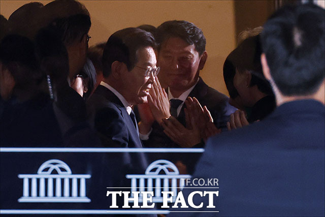 당정 간 엇박자 논란이 지속되면서 배드캅 역할을 자처한 정청래 대표의 리더십이 시험대에 올랐다는 평가가 나온다. 이재명 대통령이 4일 국회에서 2026년도 예산안 및 기금운용계획안 대통령 시정연설을 마친 뒤 본회의장을 나서는 모습./배정한 기자