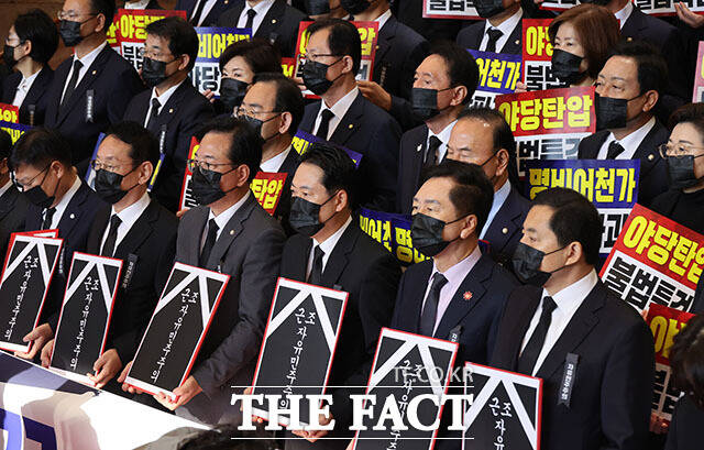 국민의힘은 정부의 2026년도 예산안을 돈풀리즘(돈풀기+포퓰리즘) 예산이라고 규정하고 삭감 공세를 예고했다. 사진은 국민의힘 장동혁 대표와 송언석 원내대표를 비롯한 의원들이 4일 서울 여의도 국회 로텐더홀 계단에서 명비어천가 야당파괴, 야당탄압 불법특검이라고 적힌 피켓을 들고 구호를 외치고 있는 모습. /배정한 기자