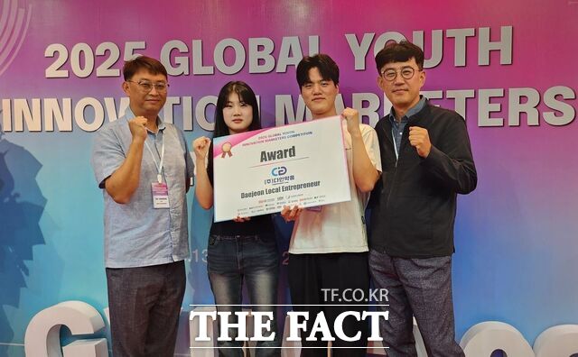 베트남 호치민시에서 진행된 ‘2025 글로벌 청년 이노베이션 마케터스’ 본선 시상식에서 목원대 관계자 등이 기념촬영을 하고 있다. /목원대