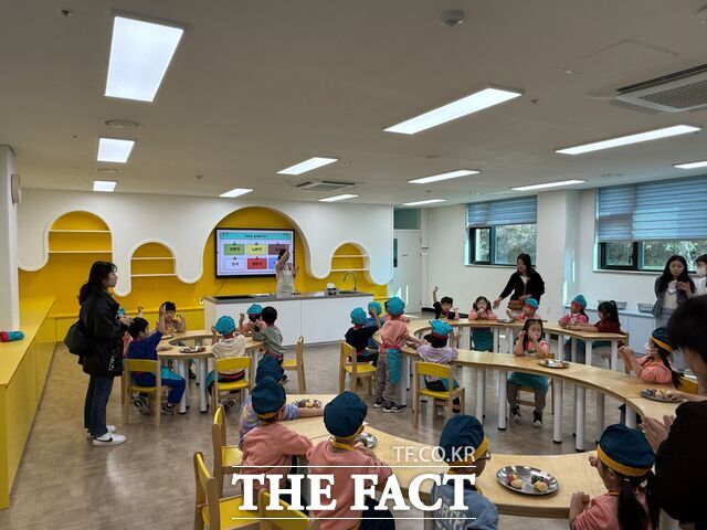 학생건강교육센터 개관에 따른 시범교육에 유치원 원아들이 영양교육 관련 프로그램을 진행하고 있다. /충남교육청