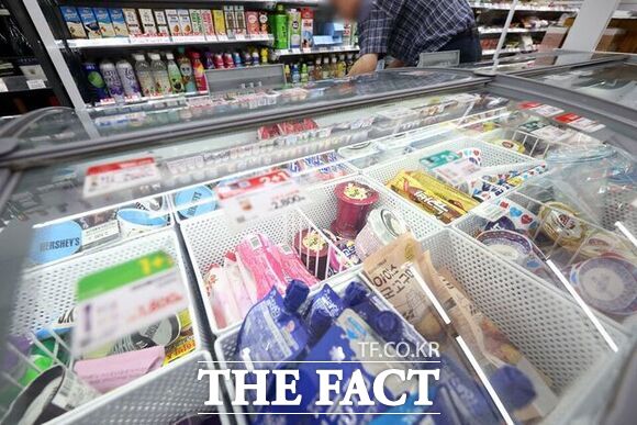 국내 아이스크림 시장이 롯데웰푸드와 빙그레의 맞대결로 전환되면서 양 사의 빙과 경쟁이 한층 치열해지고 있다. 사진은 국내 한 아이스크림 할인점 냉동고 모습. /뉴시스