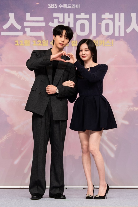 배우 김무준(왼쪽)과 우다비가 SBS 새 수목드라마 키스는 괜히 해서! 제작발표회에서 출연 소감을 전했다. /SBS