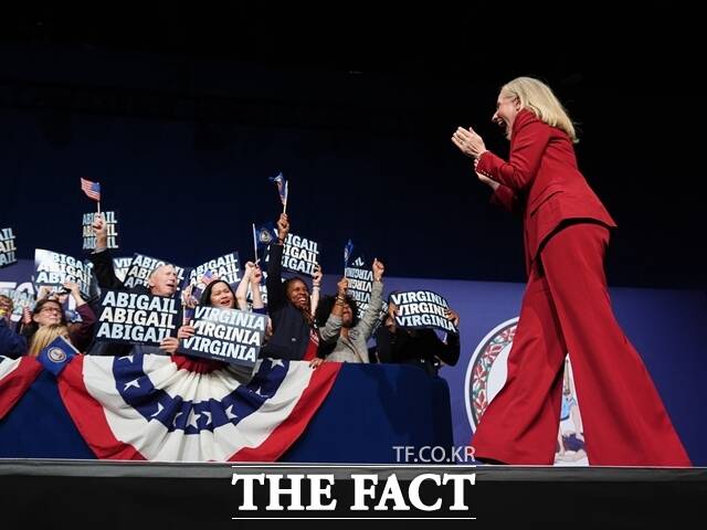 도널드 트럼프 미국 대통령의 당선 1주년을 하루 앞둔 4일(현지시간) 치러져 민심의 바로미터로 주목받은 미국 버지니아 주지사 선거에서 민주당 후보인 애비게일 스팬버거 전 연방 하원의원이 공화당 후보인 윈섬 얼-시어스 부지사에게 승리했다. 사진은 이날 저녁 스팬버거 후보가 버지니아주 리치먼드시에서 승리 파티에 참석하는 모습. /AP.뉴시스