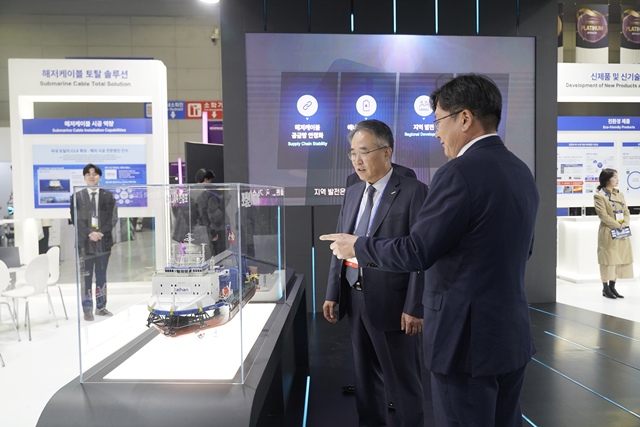 송종민 대한전선 대표이사 부회장이 5일 광주 김대중컨벤션센터에서 열린 'BIXPO 2025' 전시 부스를 둘러보고 있다. /대한전선