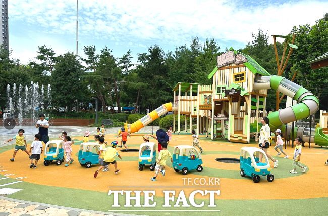 과천 에어드리공원에 조성된 숲속 책마을 놀이터 전경. /과천시