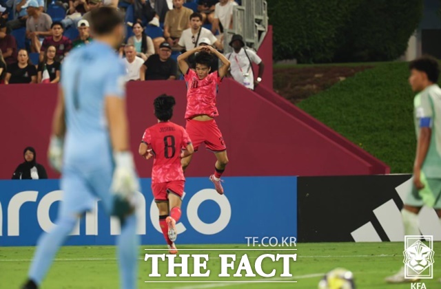 남이안이 4일 열린 멕시코와 2025 U-17 FIFA 월드컵 F조 1차전에서 1-1로 맞선 후반 헤더 결승골을 성공시킨 후 세리머니를 펼치고 있다./KFA