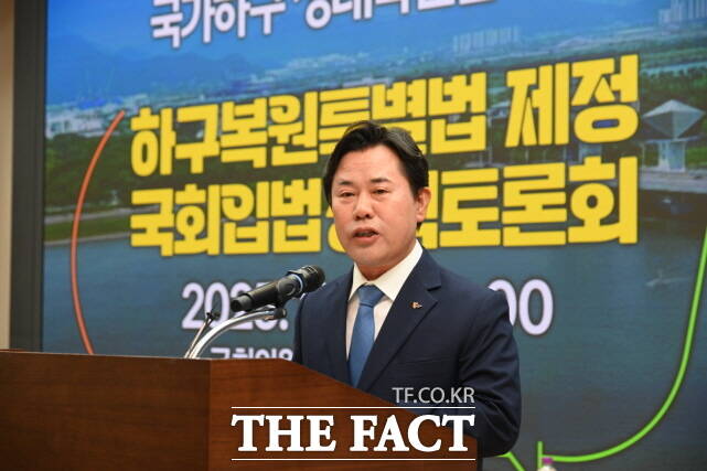 박정현 부여군수가 5일 국회의원회관 제1 소회의실에서 열린 ‘하구복원특별법 제정을 위한 입법토론회’에서 인삿말을 하고 있다. /부여군