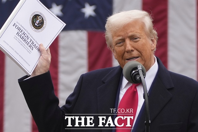 연방대법원은 5일 트럼프 대통령이 1977년 제정된 '국제비상경제권법'(IEEPA)을 근거로 전 세계 수입품에 대한 관세와 대(對)중국 '펜타닐 관세' 부과한 것이 적법한지 판단하는 구두변론 기일을 연다. 사진은 지난 4월 2일(현지시간) 백악관 로즈가든에서 상호 관세 부과 발표 행사 중 무역 장벽 연례 보고서를 들고 발언하는 모습. /AP·뉴시스