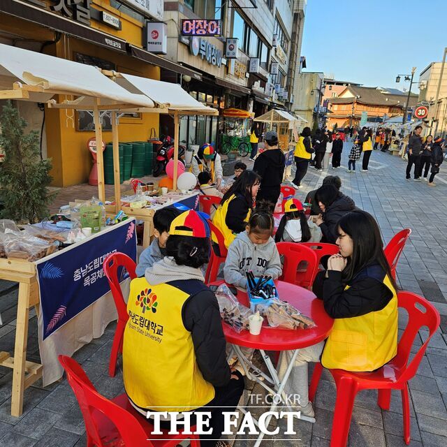 부여 원조먹자골목 일원에서 ‘부여로운 청년 플리마켓’이 열리고 있다. /충남도립대