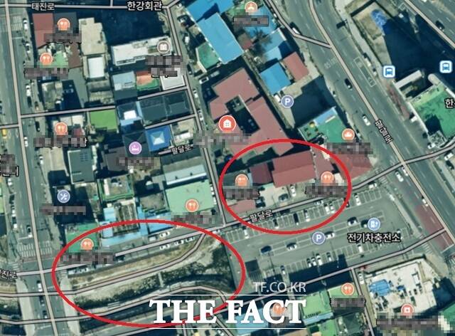 5일 전주시 덕진구 금암동 D아파트와 건산천 상가 인근에서 벙커씨유가 유출(오른쪽 빨간색 원)되고 있는 가운데 복개된 공영주차장 옆으로 건산천이 보이고 있다(왼쪽 빨간색 원). 건산천은 전주천 합류부로 이어지는 물길이다. /김은지 기자