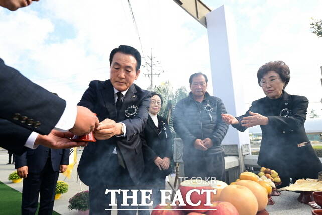 백성현 논산시장이 4일 열린 ‘제45회 자유수호 희생자 합동위령제’에 참여해 순국선열들에게 잔을 올리고 있다. /논산시