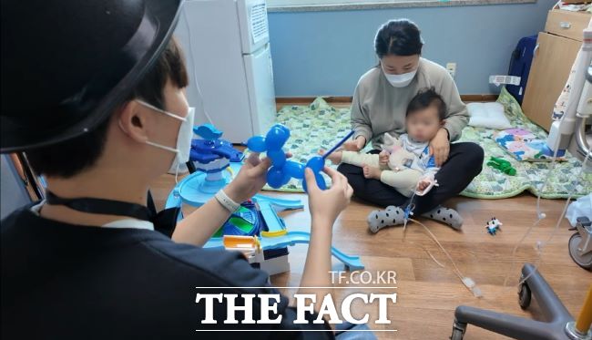 마술동아리 마피아가 소아병원 어린이들에게 마술쇼를 펼치고 있다. /시흥시