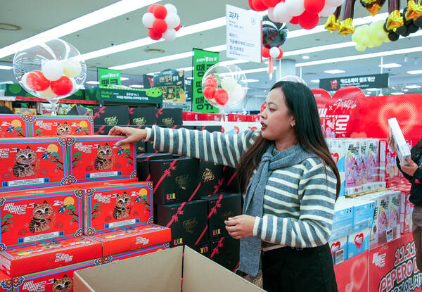 롯데웰푸드는 빼빼로가 빼빼로데이 효과와 맞물려 올해 실적 최대치를 찍을 것으로 보인다. 롯데웰푸드는 글로벌 빼빼로데이 마케팅을 강화하기 위해 아이돌 스트레이 키즈를 모델로 발탁했다. /롯데웰푸드