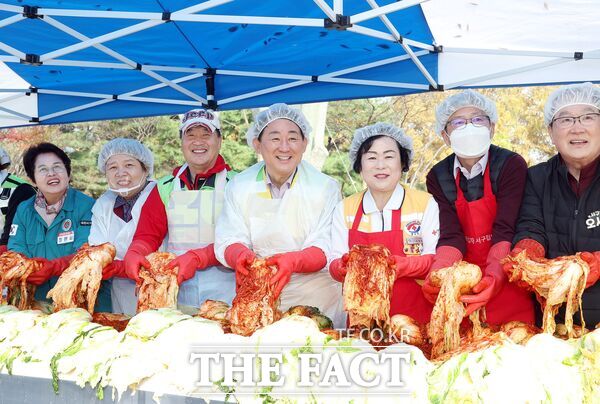 대전 서구자원봉사센터는 6일 샘머리공원에서 관내 10여 개 500여 명의 자원봉사자와 함께 사랑 가득 김장 나눔 행사를 진행했다. /대전 서구