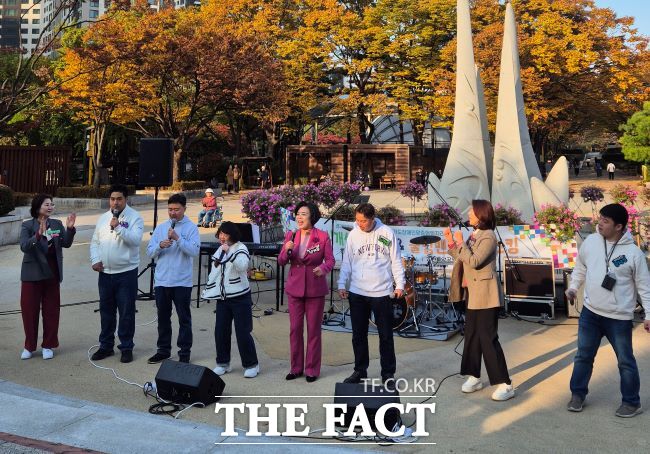 신계용 과천시장이 장애인식 개선 캠페인에서 장애인들과 노래하고 있다. /과천시