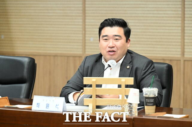 최원석 세종시의원이 5일 의회 청사 의정실에서 열린 ‘세종시 친 보행자 환경조성을 위한 대중교통 개선 연구모임’ 최종복회를 주재하고 있다. /세종시의회