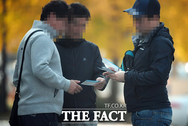 국세청은 단순한 질서 위반의 수준을 넘어 국민 개개인의 정당한 권리를 빼앗으며 이득을 챙겨 온 암표업자들의 관행적인 탈루행위에 주목하고, 이를 근절하기 위해 강도 높은 세무조사를 실시한다고 6일 밝혔다. 사진은 암표 거래 모습. /더팩트 DB