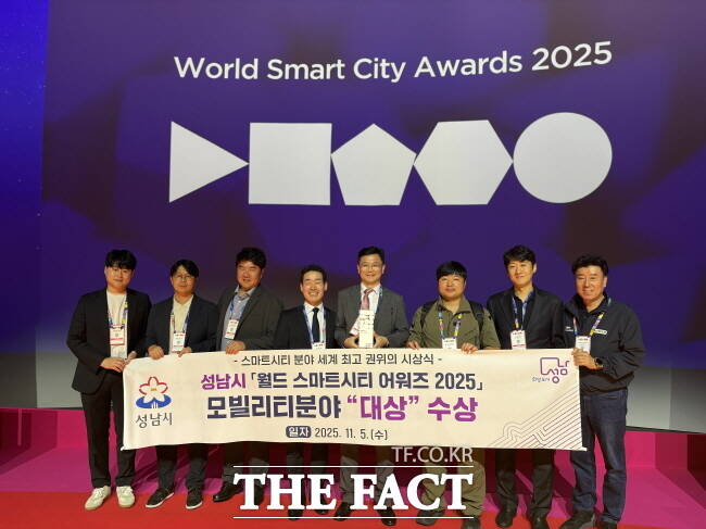 ‘2025 스마트시티 엑스포 월드 콩그레스(SCEWC 2025)’에 참여한 성남시 4차산업국 직원들과 성남기업 대표들이 5일 (현지시간) 스페인 바르셀로나에서 성남시 ‘월드 스마트시티 어워즈’ 모빌리티 부문 대상 수상 후 기념사진을 찍고 있다. /성남시