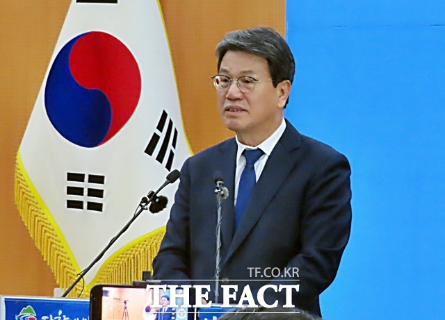 김돈곤 청양군수가 6일 군청 대회의실에서 기자회견을 갖고 농어촌 기본소득 시범사업 본격 추진 게획을 발표하고 있다. /김형중 기자