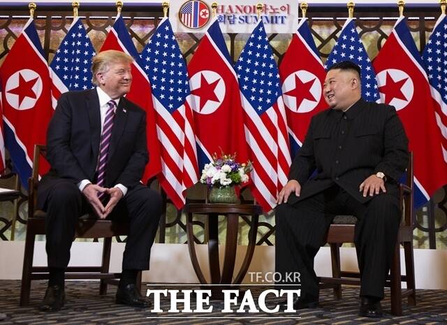 앞서 북한은 핵보유국 인정을 전제로 미국과 대화할 용의가 있다고 밝힌 바 있다. 이에 따라 제재를 통한 압박은 더 이상 대화 조건이 아니라는 점을 강조한 것으로 풀이된다. 사진은 김 위원장과 트럼프 대통령이 지난 2019년 2월 하노이 정상회담을 갖는 모습. /AP. 뉴시스