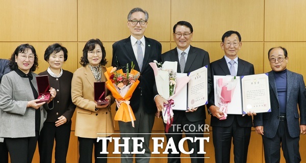 대전시는 6일 6․25전쟁 당시 제1사단 11연대 소속으로 나라를 위해 헌신한 고 강준석 하사 유가족을 초청해 화랑무공훈장을 전수했다. /대전시