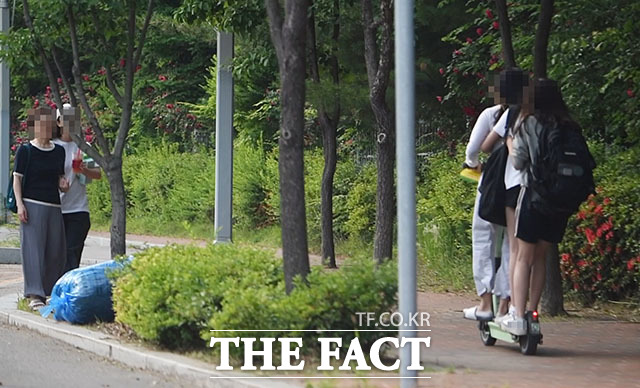 최근 전동 킥보드가 보행자를 들이받는 사고가 사회적 이슈로 떠오르면서 개인형 이동장치를 체계적으로 관리하는 제도가 마련돼야 한다는 지적이 제기된다. /더팩트 DB