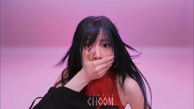 SPAGHETTI 안무 중 홍은채의 구토 퍼포먼스는 많은 사람들에게 신선한 충격을 주며 큰 인기를 얻고 있다./스튜디오춤 캡처