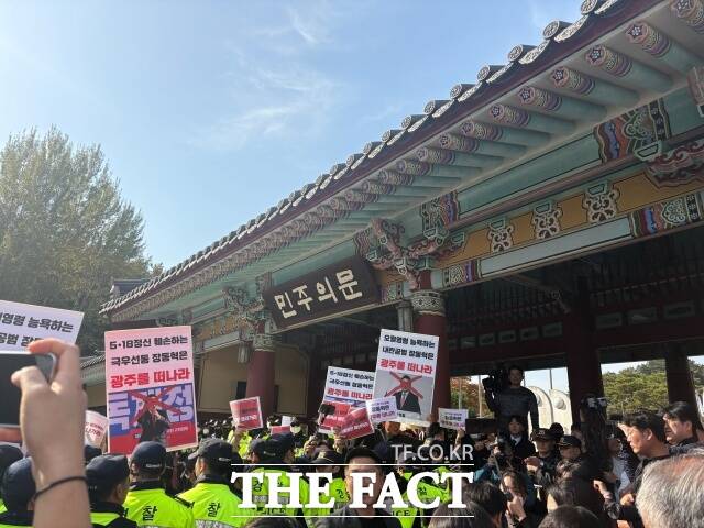 광주 시민단체가 6일 5·18 정신 훼손하는 장동혁은 물러가라 오월영령 능욕하는 내란공범 장동혁은 광주를 떠나라 5·18 정신 훼손하는 극우선동 장동혁은 광주를 떠나라 등 손팻말을 들고 있다. /김수민 기자