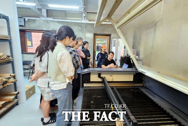 청년협업마을 레이저조각기 실습교육 진행 모습. /시흥시