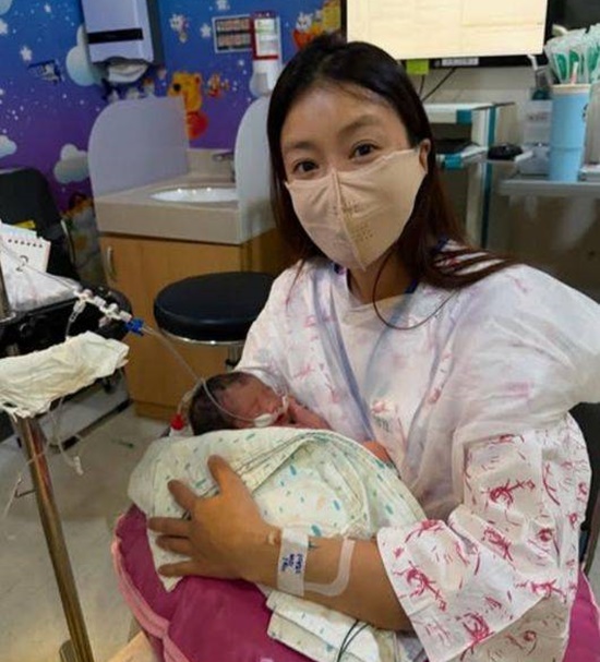 하나님이 엄마한테 내려주신 선물이라 생각하고 평생 정윤이랑 씩씩이 행복하게 해줄게. 배우 이시영은 5일 저녁 자신의 SNS를 통해 딸 출산 소식을 직접 알렸다. /이시영 SNS