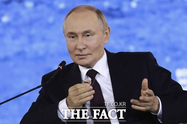 블라디미르 푸틴 러시아 대통령이 5일(현지시간) 핵무기 시험 준비에 대한 검토에 들어갈 것을 지시했다. 사진은 푸틴 대통령이 지난 9월5일 러시아 블라디보스토크에서 열린 동방경제포럼에서 연설하는 모습. /AP.뉴시스