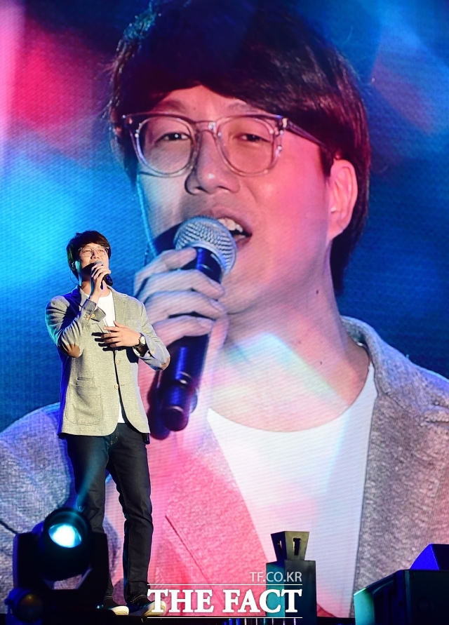 아티스트는 팬과의 신뢰, 팀과의 신뢰, 산업의 신뢰 위에 존재한다. 성시경은 연말 콘서트 일정을 재검토하고, 유튜브 채널도 이번 한주를 쉰다고 공지했다. /더팩트 DB