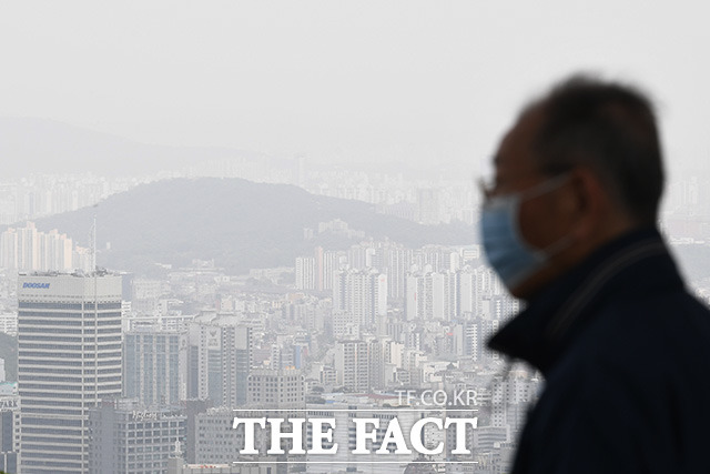 지난 5월 서울시 용산구 남산공원에서 바라본 서울 시내가 뿌옇게 보이고 있다. / 더팩트 DB