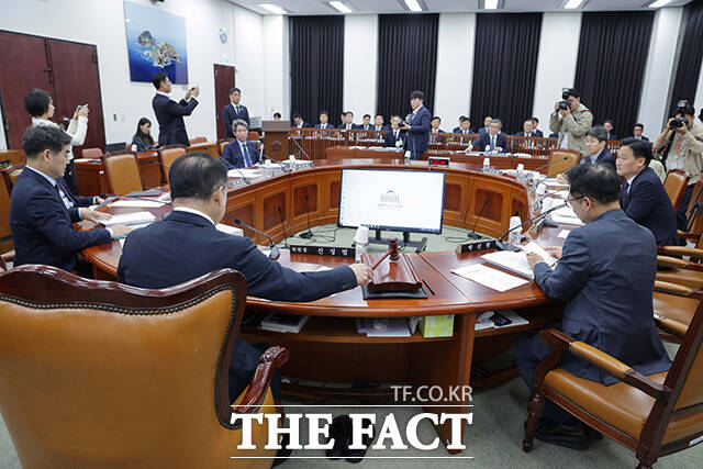 감사 개시하는 정보위원회.