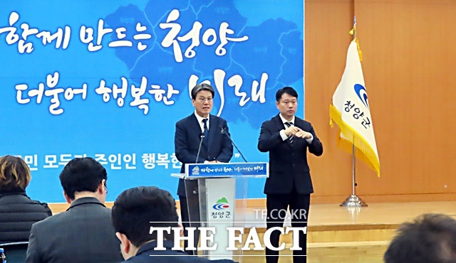 6일 군청 대회의실에서 기자회견을 있는 김돈곤 청양군수. /김형중 기자