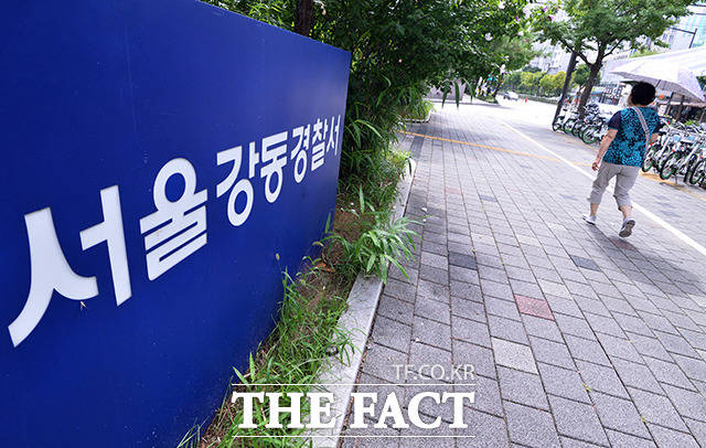 서울 강동경찰서는 6일 살인 및 살인미수 혐의로 서울 강동구 천호동의 한 재개발조합 사무실에서 흉기를 휘두른 60대 남성 A 씨를 구속했다. /더팩트 DB