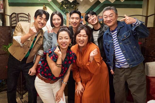 배우 이제훈 김의성 표예진 등으로 구성된 모범택시3 팀이 쿠팡플레이 새 예능 자매다방 첫 손님으로 출연해 방송인 이수지와 정이랑을 만난다. /쿠팡플레이