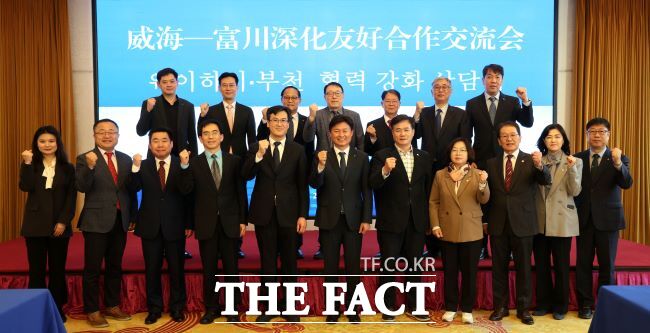 조용익 부천시장(앞줄 가운데)이 ‘부천시-웨이하이시 기업 수출상담회’에서 기념촬영을 하고 있다. /부천시